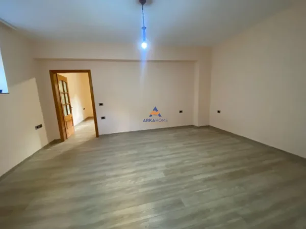 Tirane, jepet me qera apartament 1+1 Kati 1, 63 m² 400 € (21 DHJETORI ,PRANE SHKOLLES SABAUDIN GABRANI)