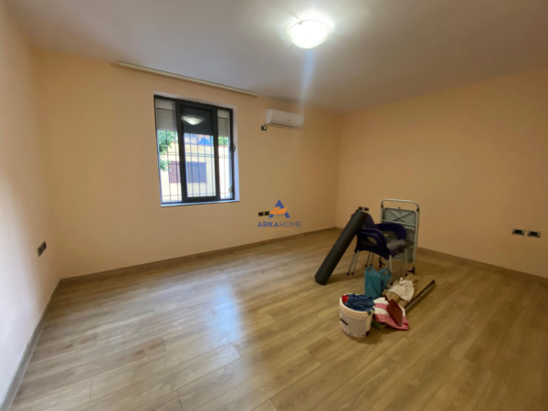Tirane, jepet me qera apartament 1+1 Kati 1, 63 m² 400 € (21 DHJETORI ,PRANE SHKOLLES SABAUDIN GABRANI)