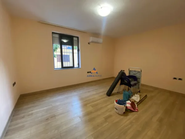 Tirane, jepet me qera apartament 1+1 Kati 1, 63 m² 400 € (21 DHJETORI ,PRANE SHKOLLES SABAUDIN GABRANI)