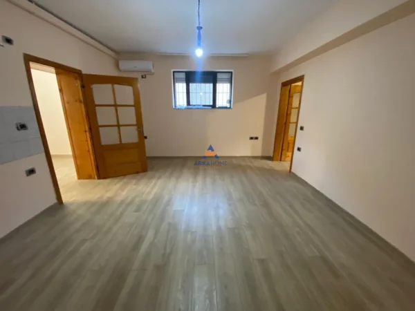 Tirane, jepet me qera apartament 1+1 Kati 1, 63 m² 400 € (21 DHJETORI ,PRANE SHKOLLES SABAUDIN GABRANI)