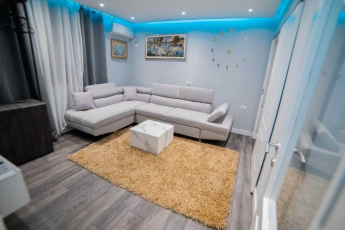 Tirane, jepet me qera shtepi 2+1+parkim Kati 1, 70 m² 550 € (21 Dhjetori, Rruga Frosina Plaku)