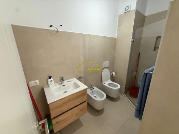 Tirane, jepet me qera apartament 2+1 Kati 5, 97 m² 700 € (BULEVARDI I RI)
