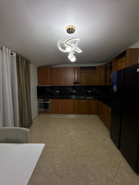 Tirane, jepet me qera apartament 2+1 Kati 5, 140 m² 550 € 
