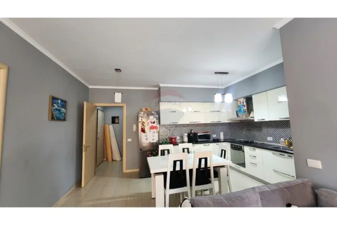 Tirane, jepet me qera 2+1+Aneks+Ballkon , 650 € 