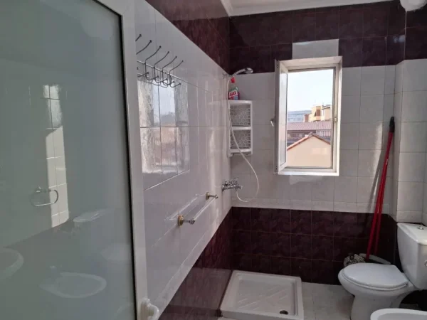 Tirane, jepet me qera apartament 1+1+Ballkon Kati 3, 59 m² 550 € (RRUGA FERIT XHAJKO, KRYQEZIMI TEK DISPANCERIA)