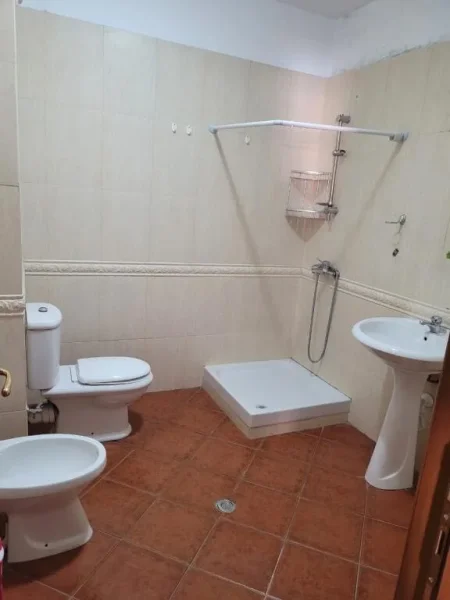 Tirane, jepet me qera apartament 1+1+Ballkon Kati 6, 75 m² 550 € (Stacioni Trenit, rruga Rreshit Petrela)