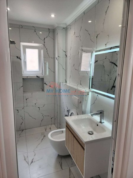 Tirane, shitet apartament 1+1+Ballkon Kati 4, 51 m² 95.000 € (Porcelan)