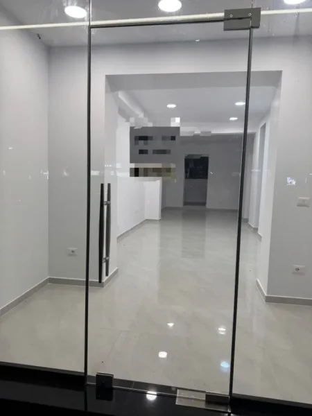 Tirane, jepet me qera ambjent biznesi Kati 0, 65 m² 1.700 € (21 DHJETORI)