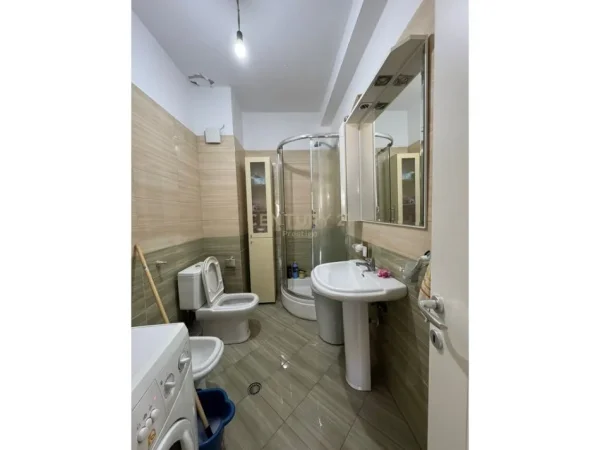 Tirane, jepet me qera apartament 2+1 Kati 4, 120 m² 450 € (Fresku)
