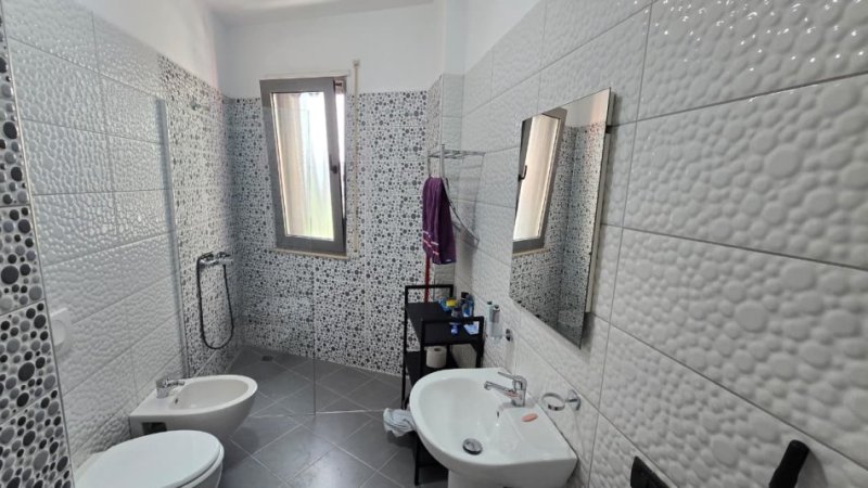 Tirane, jepet me qera apartament 2+1+Ballkon Kati 3, 105 m² 1.150 € (Rruga e Kosovareve)