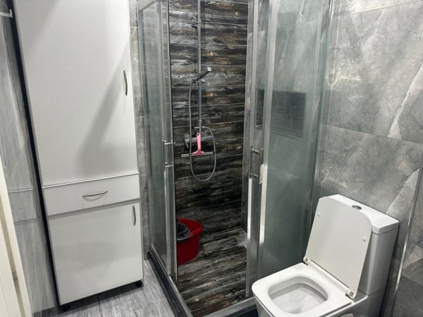 Tirane, jepet me qera apartament 3+1+Ballkon Kati 1, 99 m² 600 € (Fresku)