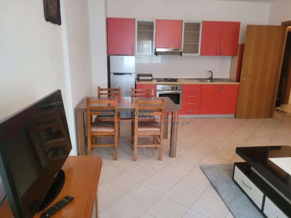 Tirane, jepet me qera apartament 1+1+Ballkon Kati 6, 76 m² 550 € (Stacioni i Trenit)