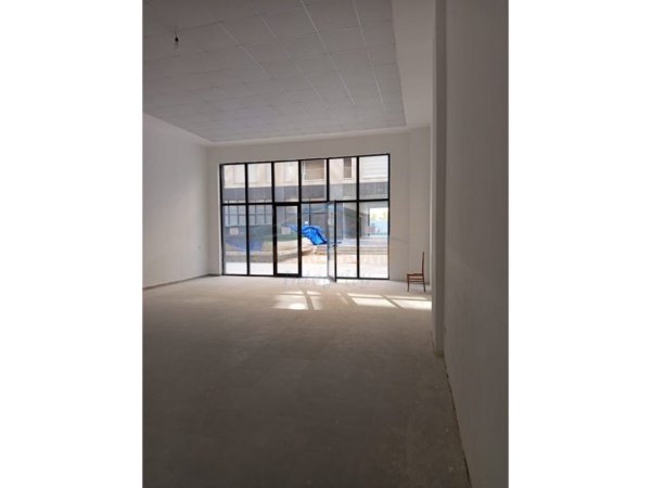 Tirane, jepet me qera dyqan Kati 0, 90 m² 800 € (Rruga Xhanfize Keko)