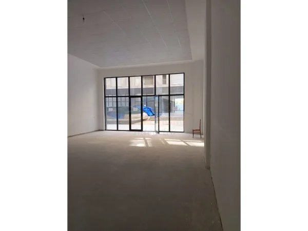 Tirane, jepet me qera dyqan Kati 0, 90 m² 500 € (Rruga Xhanfize Keko)