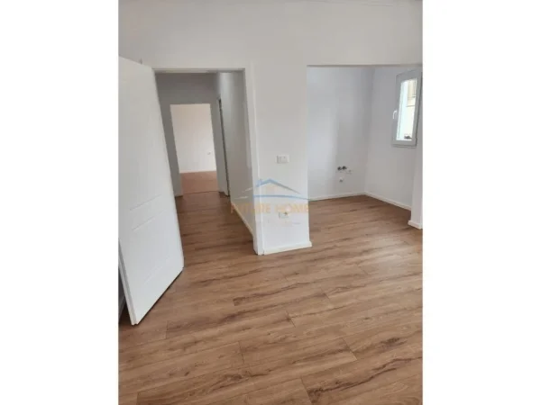 Tirane, shitet apartament 1+1+Ballkon Kati 4, 51 m² 95.000 € (Xhamis Xhura)