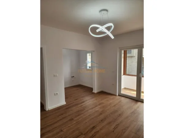 Tirane, shitet apartament 1+1+Ballkon Kati 4, 51 m² 95.000 € (Xhamis Xhura)