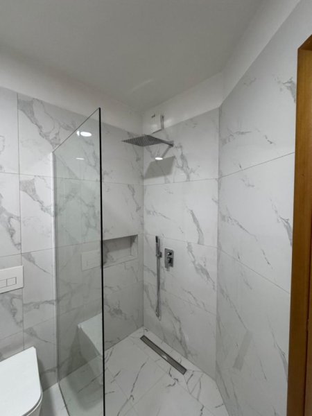 Tirane, shes apartament 2+1+Ballkon Kati 7, 110 m² 131.000 € (yzberisht)