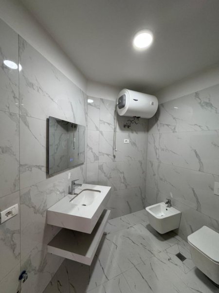 Tirane, shes apartament 2+1+Ballkon Kati 7, 110 m² 131.000 € (yzberisht)