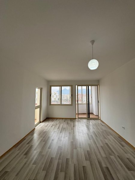 Tirane, shes apartament 2+1+Ballkon Kati 7, 110 m² 131.000 € (yzberisht)