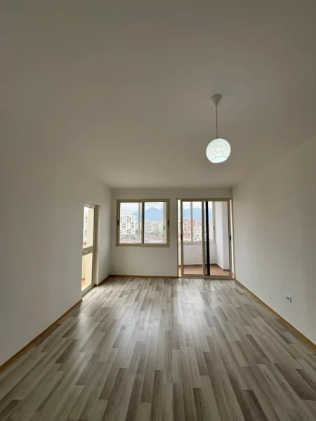Tirane, shes apartament 2+1+Ballkon Kati 7, 110 m² 131.000 € (yzberisht)