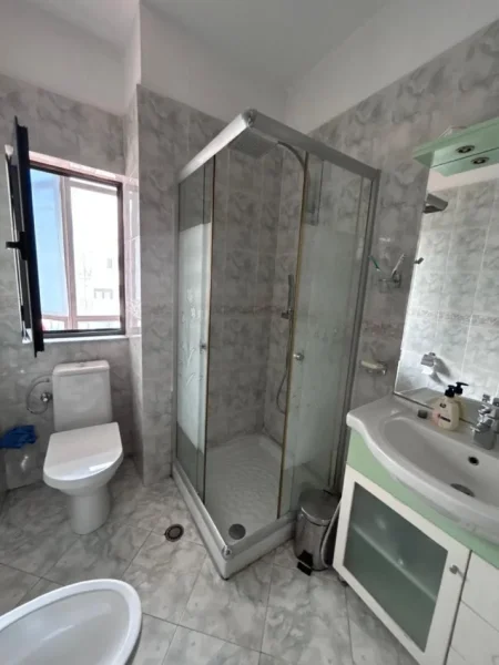 Tirane, jepet me qera apartament 2+1 Kati 10, 600 € 
