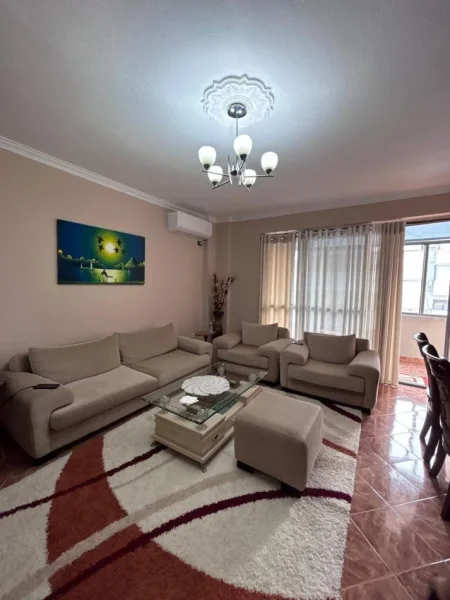 Tirane, jepet me qera apartament 2+1 Kati 10, 600 € 