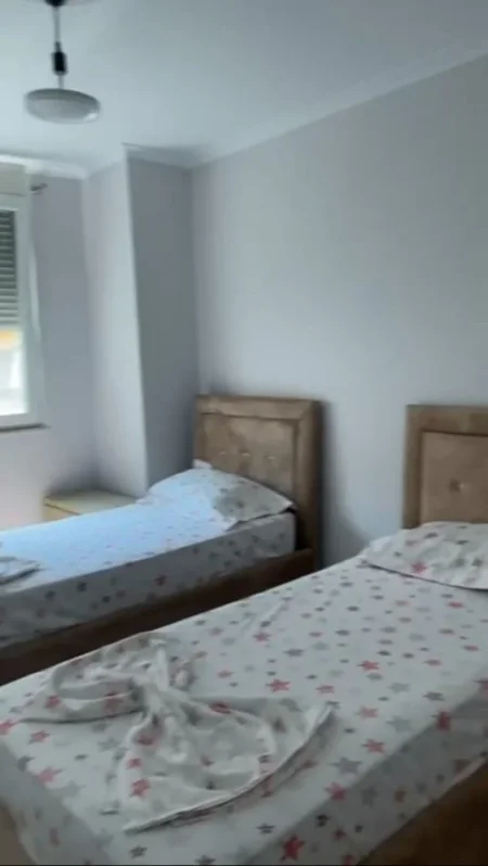 Tirane, jepet me qera apartament 2+1+Ballkon Kati 2, 90 m² 460 € (tek fratar)