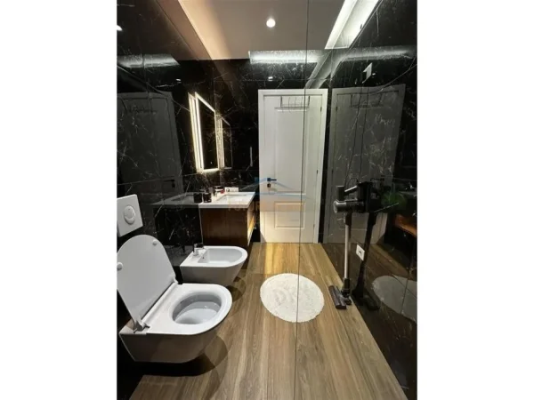 Tirane, shitet apartament 2+1+Ballkon Kati 8, 112 m² 253.000 € (Xhamlliku)