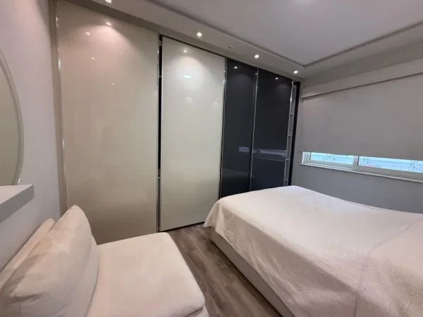 Tirane, jepet me qera apartament 2+1+Ballkon Kati 3, 97 m² 700 € (rruga kroi)