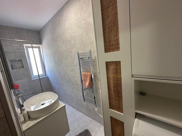 Tirane, jepet me qera apartament 2+1 Kati 4, 70 m² 700 € (Rruga e Durresit)