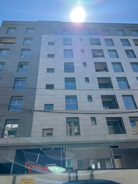 Jepet me Qira Apartament 1+1 me Ballkon Tek Shkolla e Kuqe Tek Pazari i Ri Kati 4, 60 m²