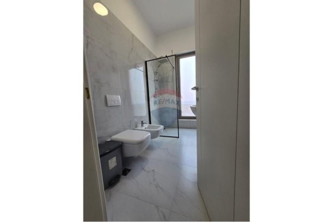 Tirane, jepet me qera apartament 2+1+Ballkon , 129 m² 1.000 € 