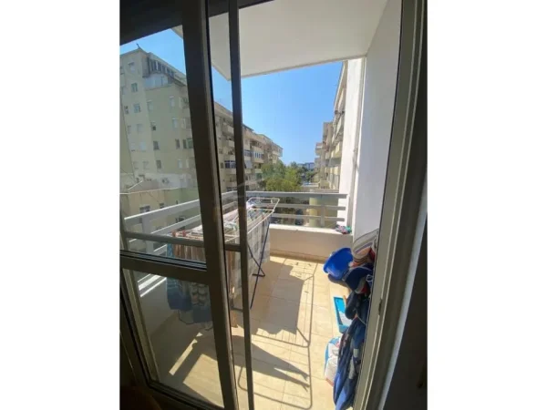 Durres, jepet me qera apartament 2+1 Kati 3, 100 m² 400 € (PLAZH ILIRIA)