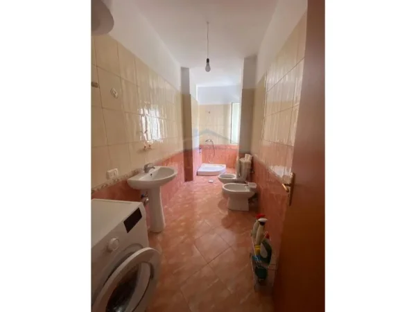 Durres, jepet me qera apartament 2+1 Kati 3, 100 m² 400 € (PLAZH ILIRIA)