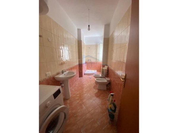 Shqiperi, jepet me qera apartament 2+1 Kati 3, 100 m² 400 € 