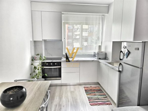 Tirane, jepet me qera apartament 1+1+Ballkon Kati 2, 65 m² 600 € (PAZARI I RI)