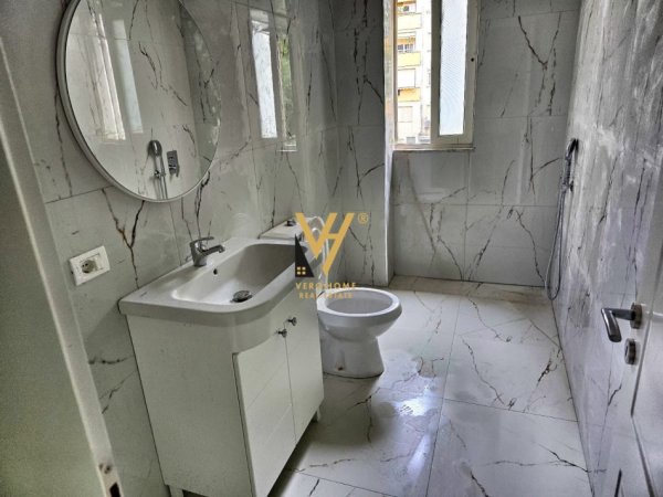 Tirane, jepet me qera apartament 1+1+Ballkon Kati 2, 65 m² 600 € (PAZARI I RI)