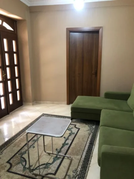 Tirane, jepet me qera apartament 1+1 Kati 1, 410 € 