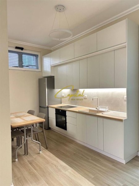 Tirane, jepet me qera apartament 1+1 Kati 1, 80 m² 550 € (OXHAKU)