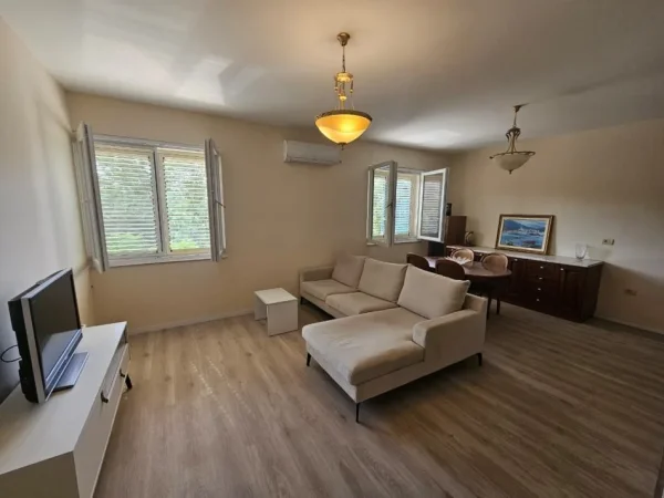 Tirane, jepet me qera apartament 1+1 Kati 4, 92 m² 700 € (blloku)