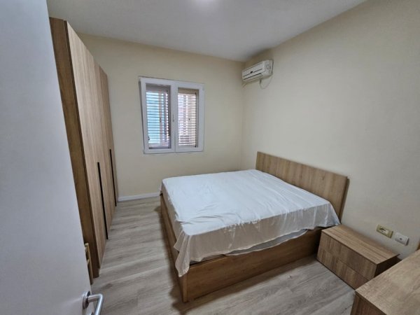 Tirane, jepet me qera apartament 1+1 Kati 4, 92 m² 700 € (Komuna e parisit)
