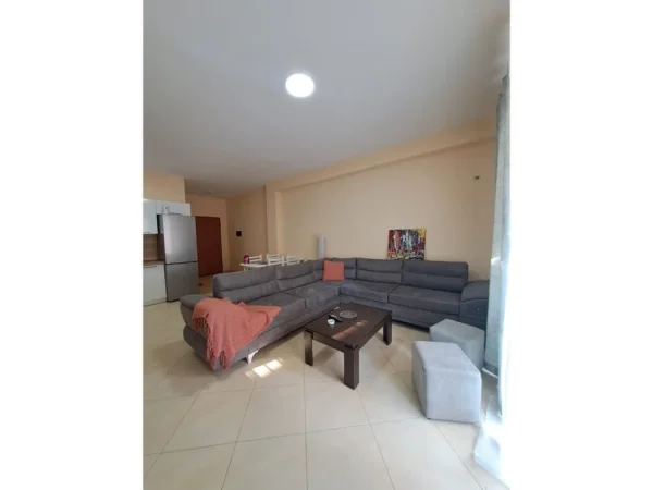 Tirane, jepet me qera apartament 2+1+Ballkon Kati 4, 84 m² 580 € 