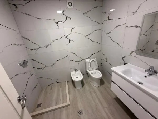 Tirane, jepet me qera ambjent biznesi Kati 2, 70 m² 750 € (Komuna e parisit)