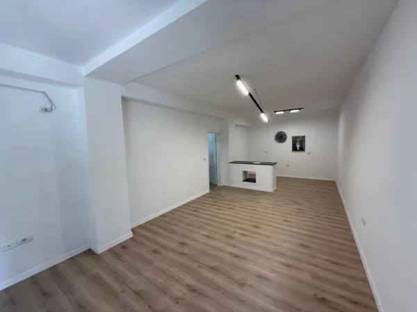 Tirane, jepet me qera ambjent biznesi Kati 2, 70 m² 750 € (Komuna e parisit)