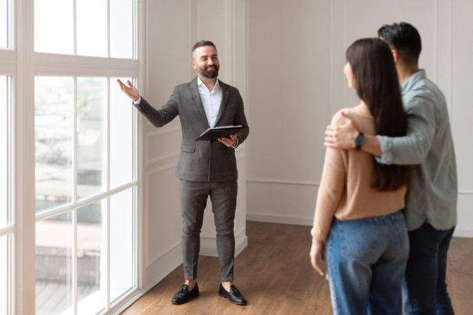showing-agent-in-real-estate.jpg