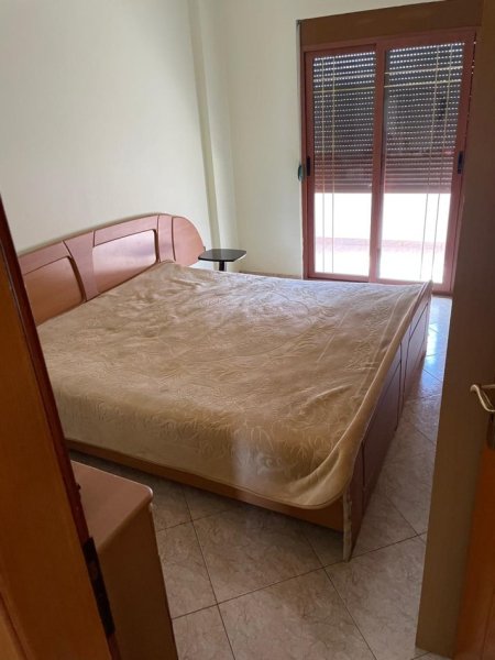 Tirane, jepet me qera apartament 3+1 Kati 3, 94 m² 400 € (Laprake)
