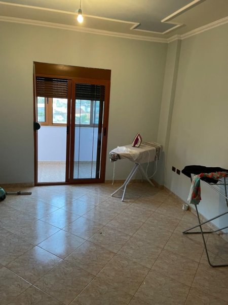 Tirane, jepet me qera apartament 3+1 Kati 3, 94 m² 400 € (Laprake)