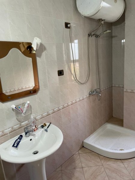 Tirane, jepet me qera apartament 3+1 Kati 3, 94 m² 400 € (Laprake)