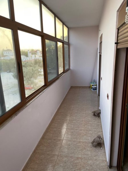 Tirane, jepet me qera apartament 3+1 Kati 3, 94 m² 400 € (Laprake)