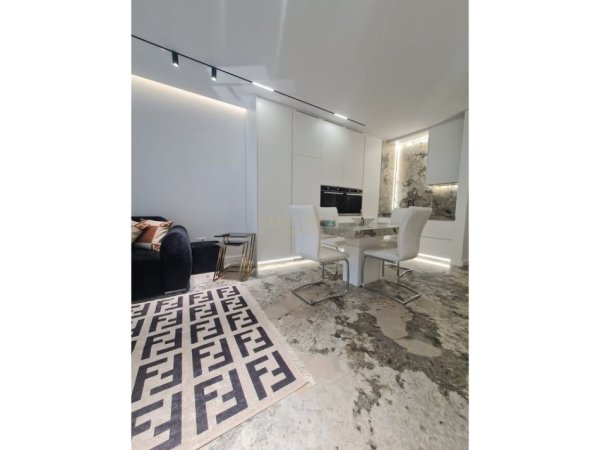 Tirane, jepet me qera apartament 1+1 Kati 4, 100 m² 1.200 € (Liqeni i Thate)